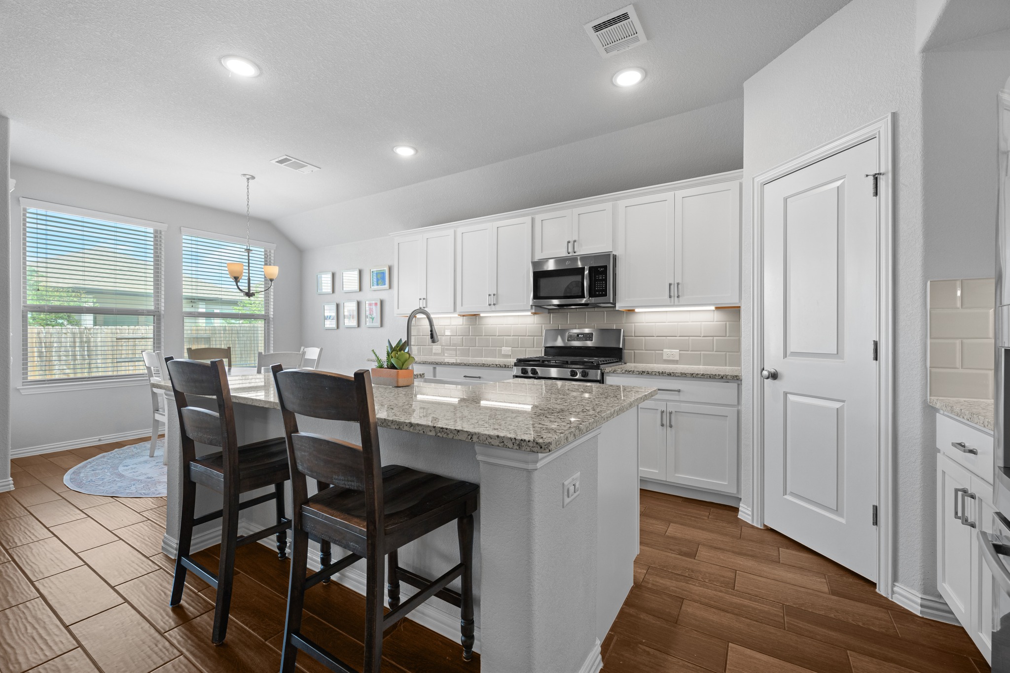 4174 Kingsley Ave — photo