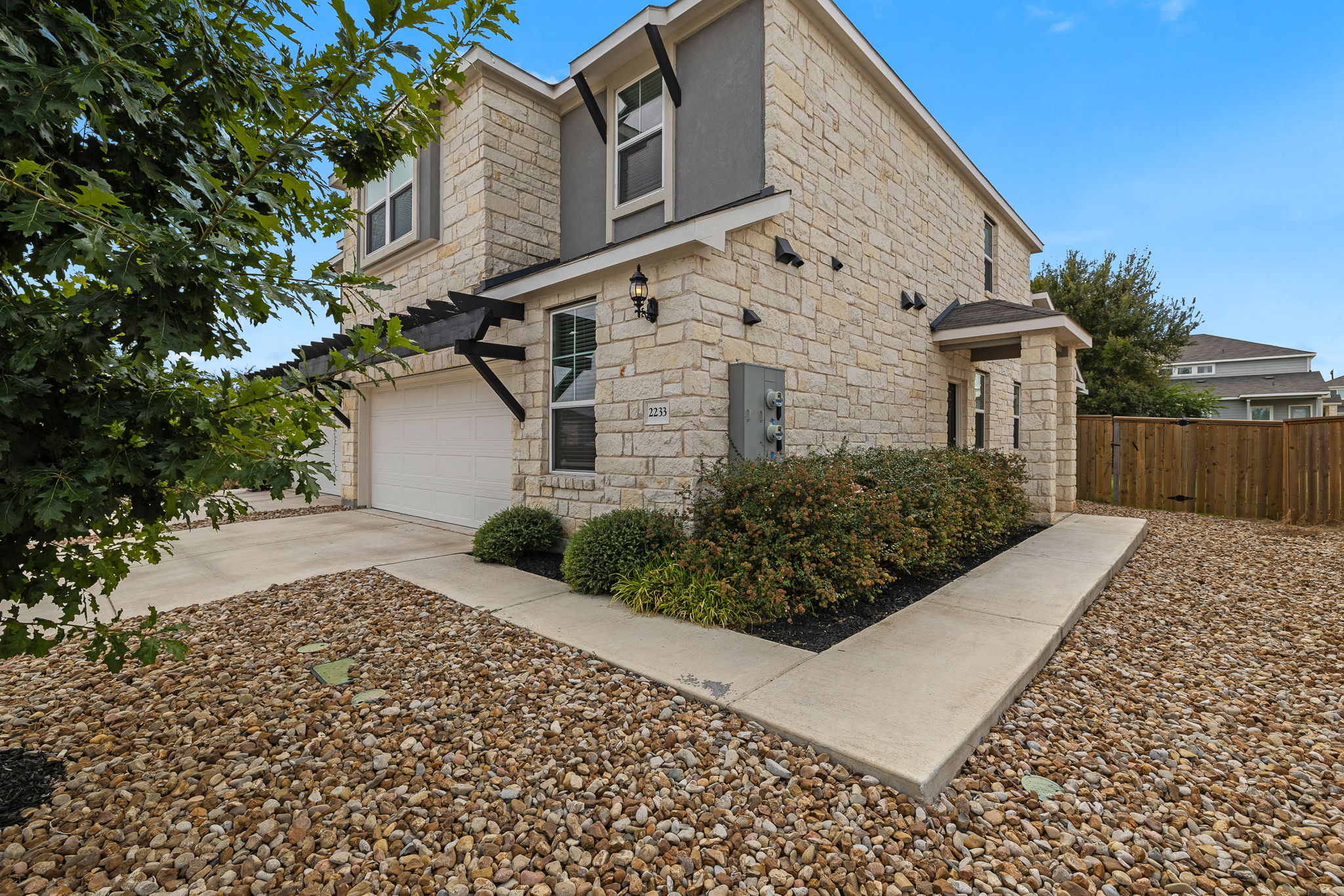 2233 Calvert Dr — photo