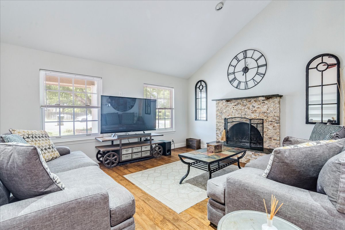 301 VERBENA DR — photo 2