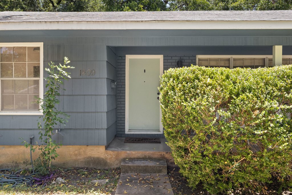 1609 Larkwood Dr — photo