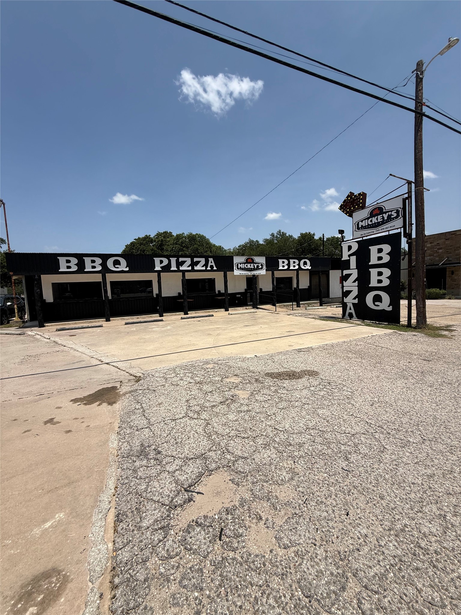 211 S US Highway 281 — photo