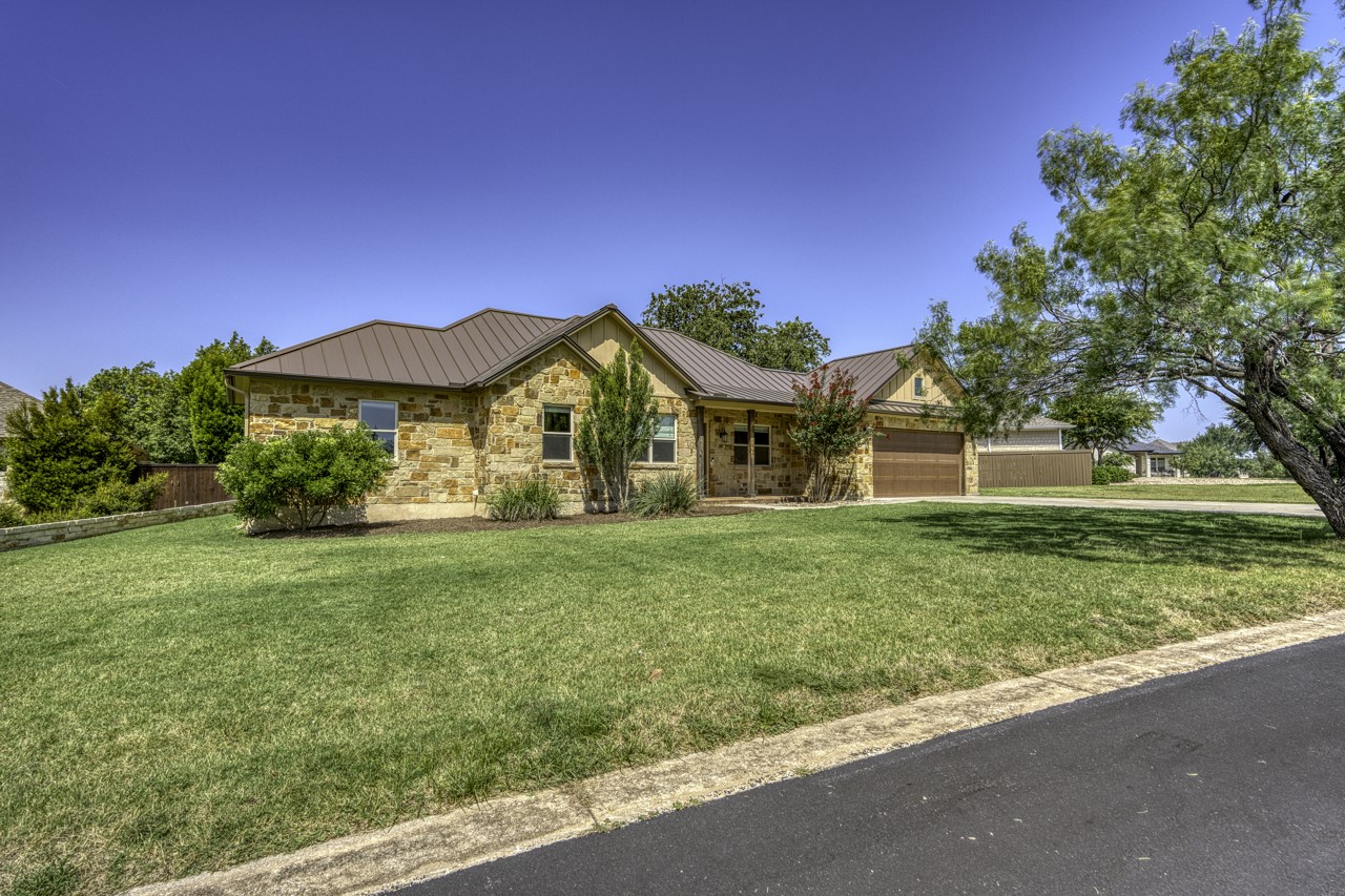 804 Four Oaks Ln — photo