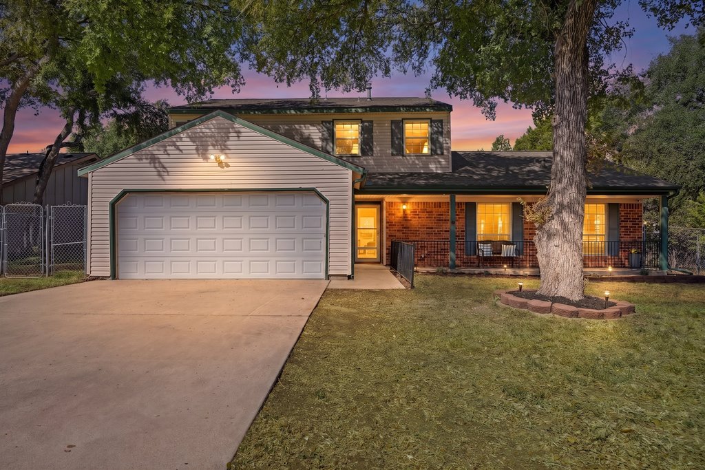 1702 Oakridge Dr — photo