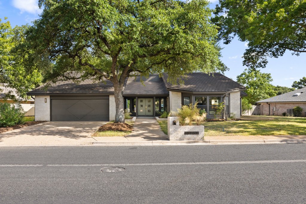 10707 Pinehurst Dr — photo