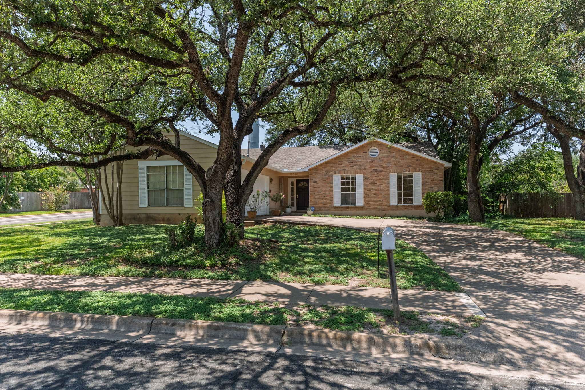 1015 Huntridge Dr — photo