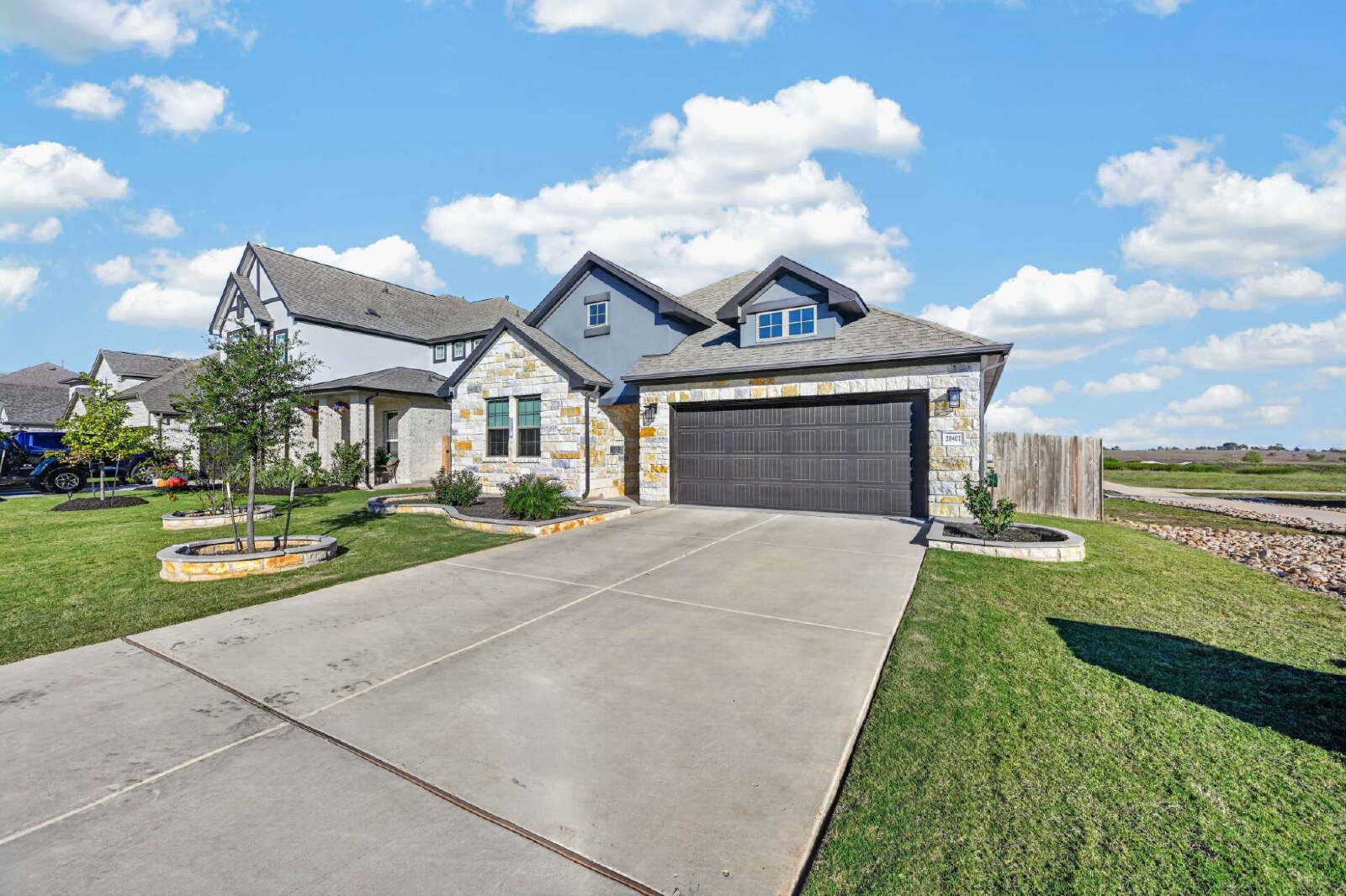 20401 Dustin Ln — photo