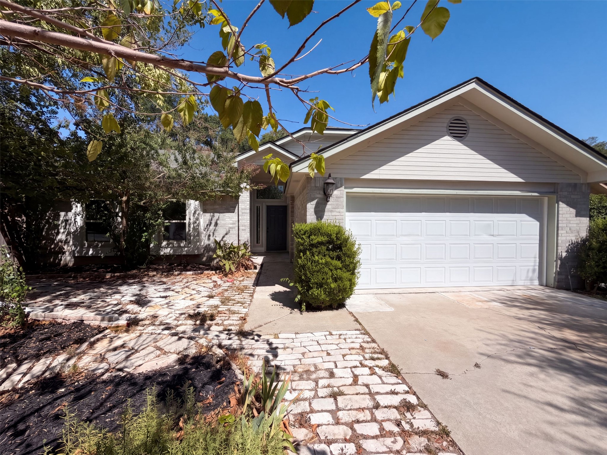605 Hawthorne Ln — photo