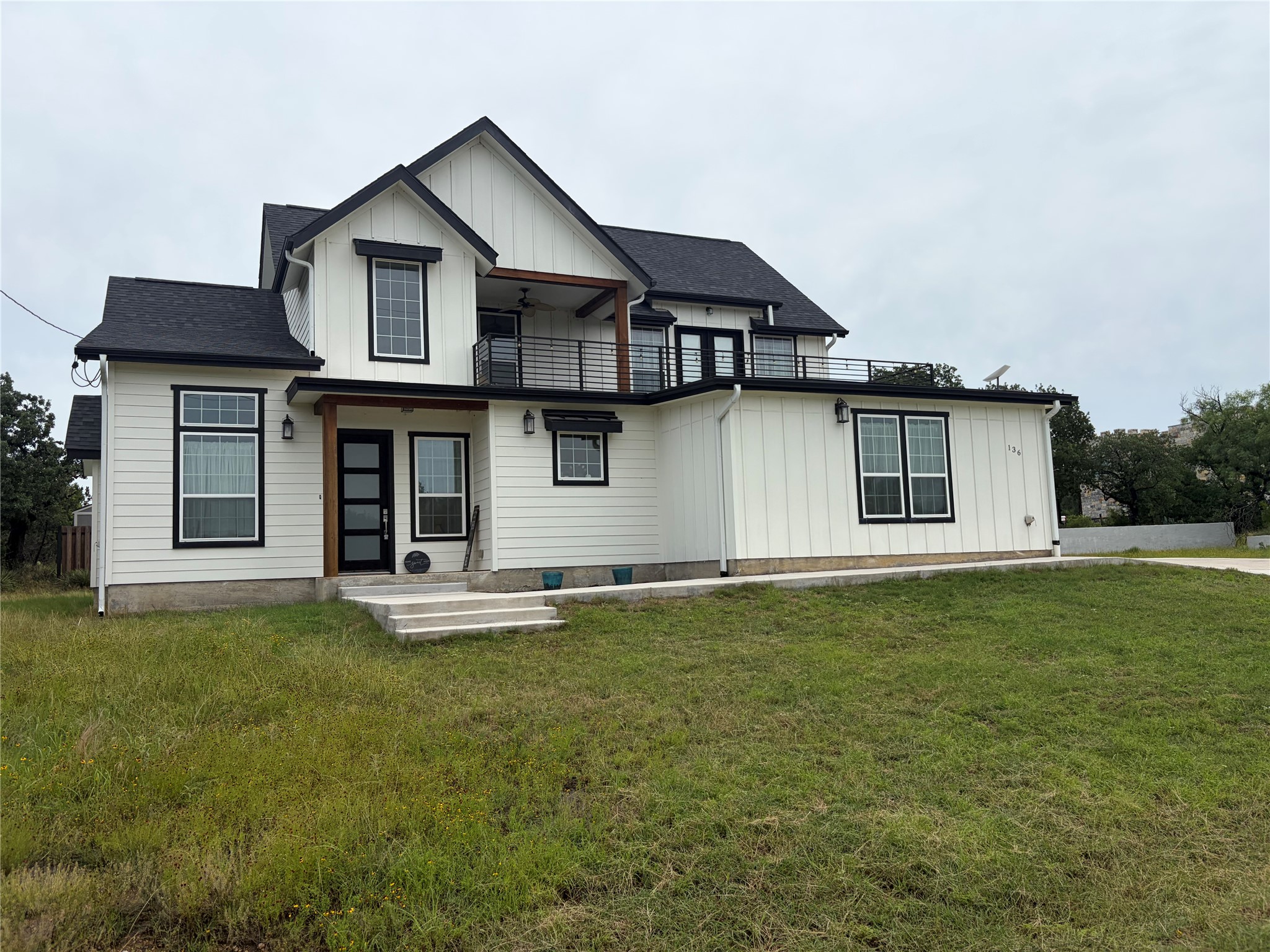 136 W Castlebriar Dr — photo
