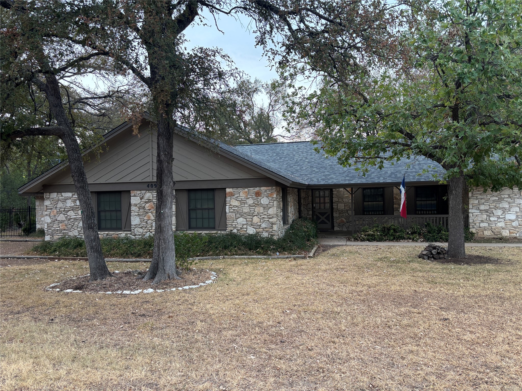 409 Sinuso Dr — photo