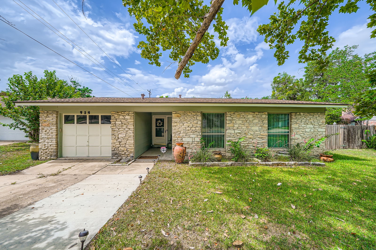 914 Hermitage Dr — photo
