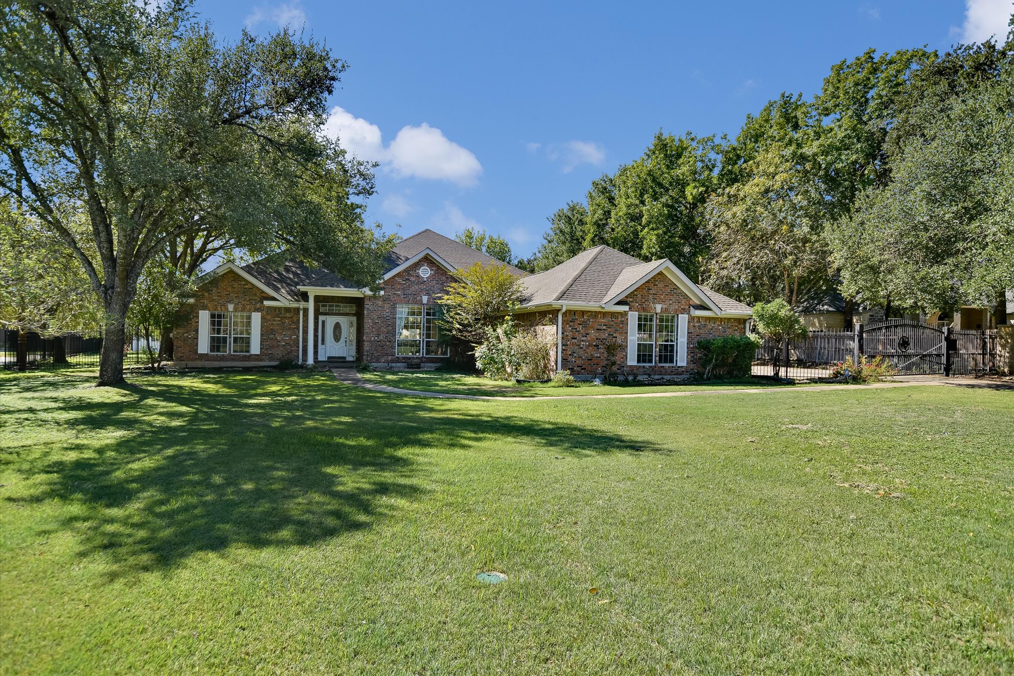 2114 Live Oak Cir — photo