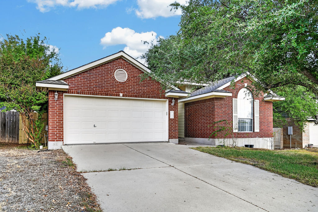 1006 Clear Lake Ln — photo