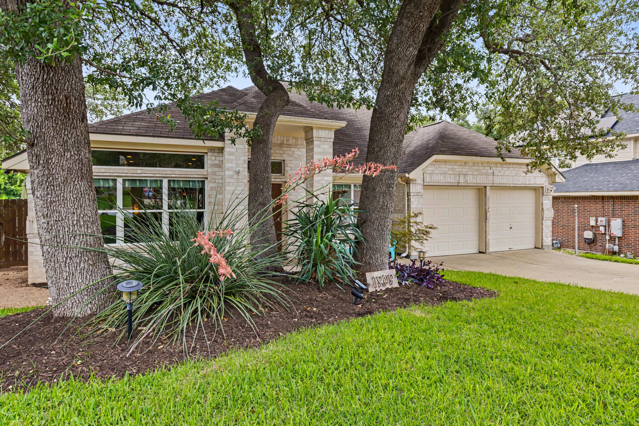 1909 Holly Hill Dr — photo
