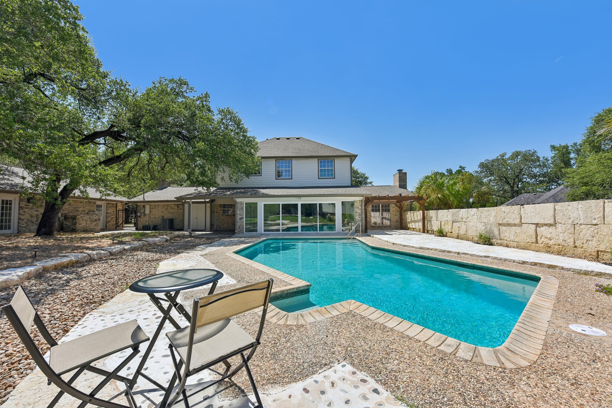 1915 Oak Forest Dr — photo