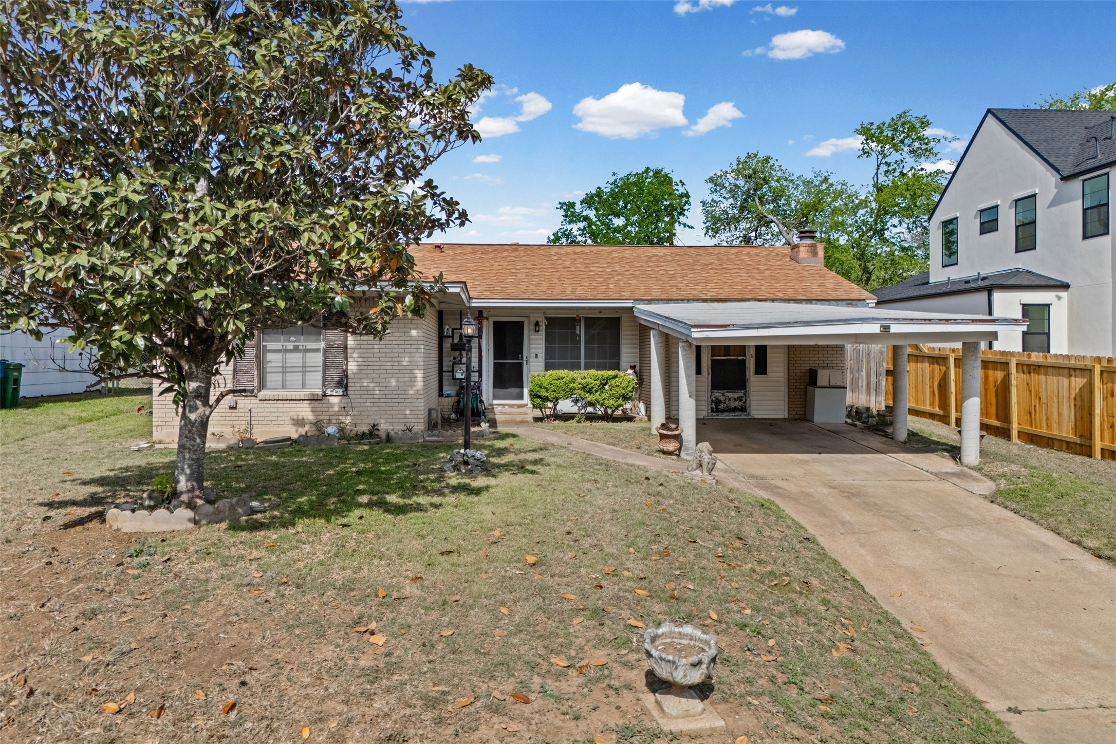 2510 Little John Ln — photo