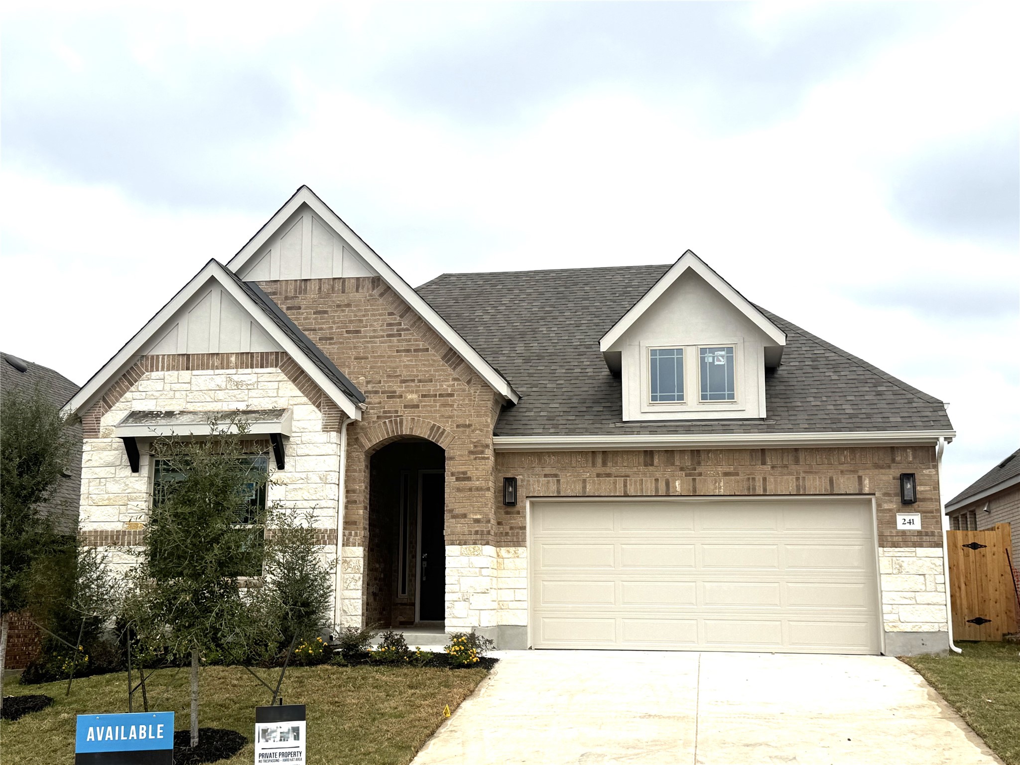 241 Mango Cir — photo
