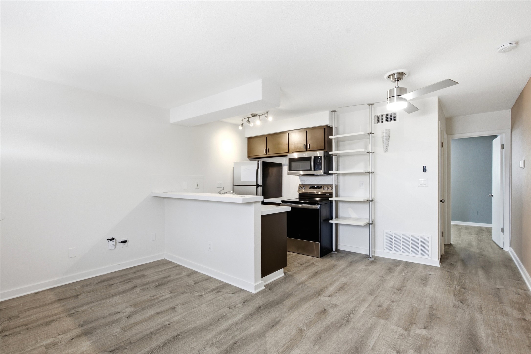 2302 E Side Dr 18 — photo