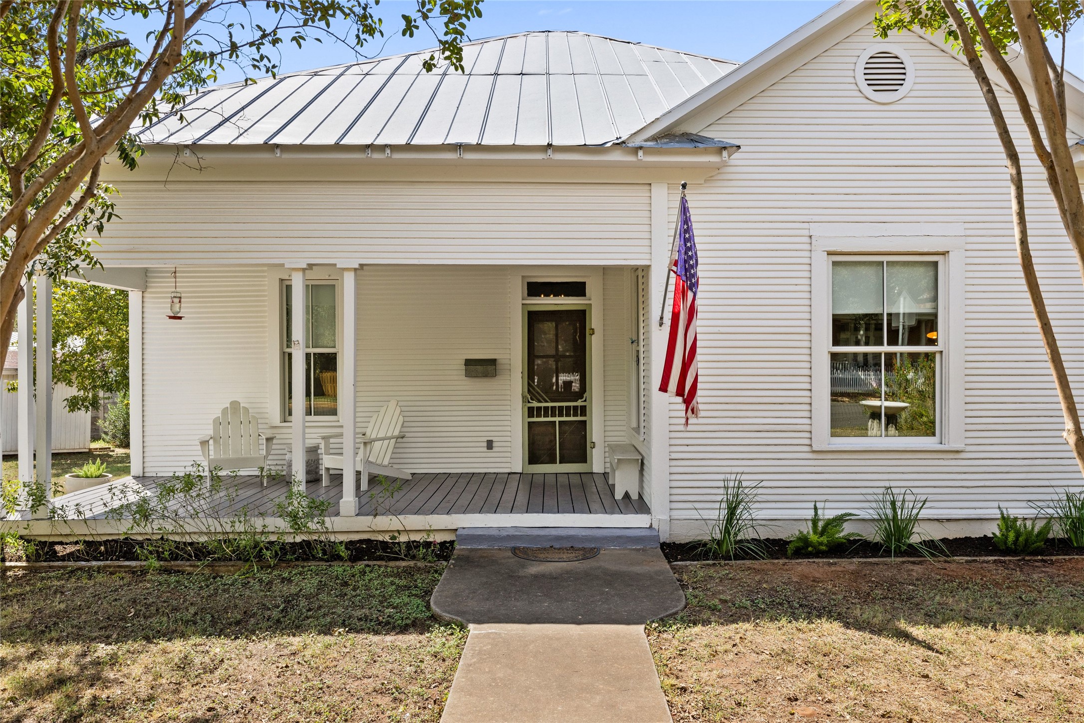 303 W College St — photo