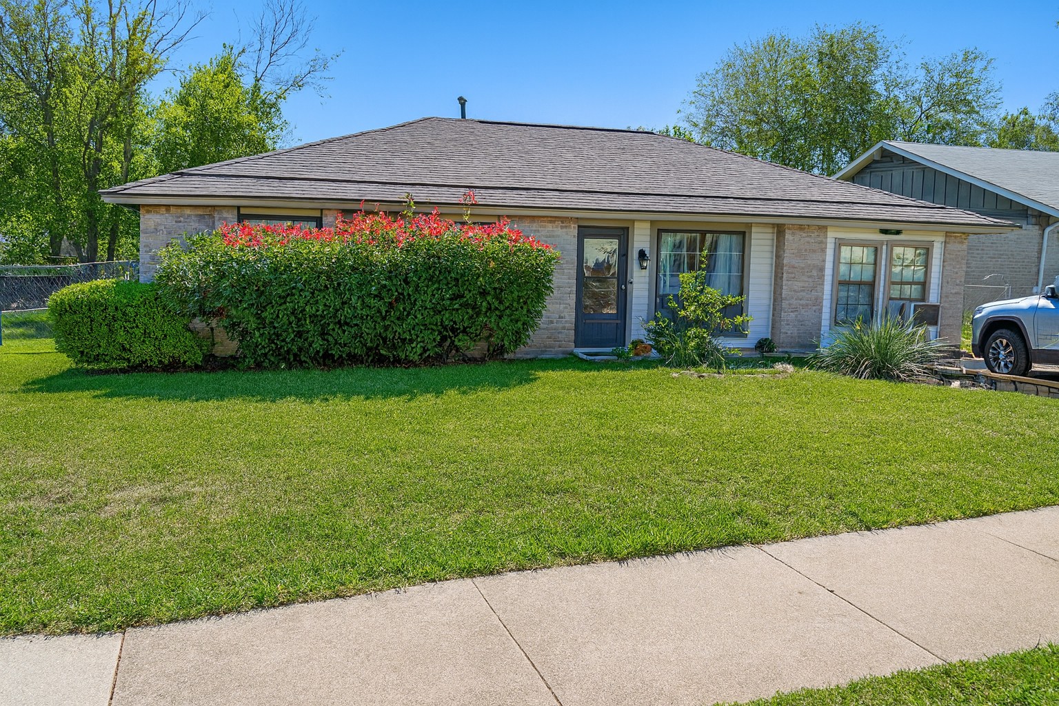 405 Thistlewood Dr — photo