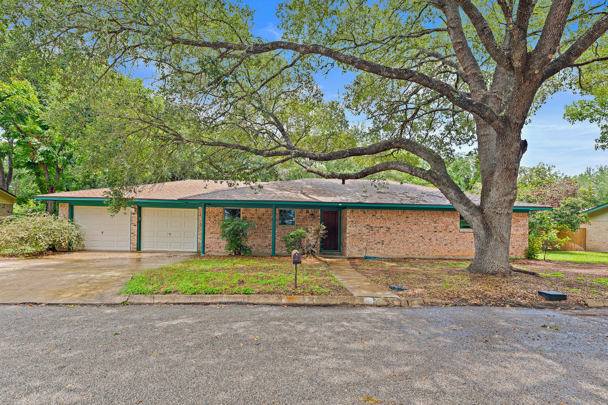 215 Memorial Drive, Luling, TX 78648 — photo 2