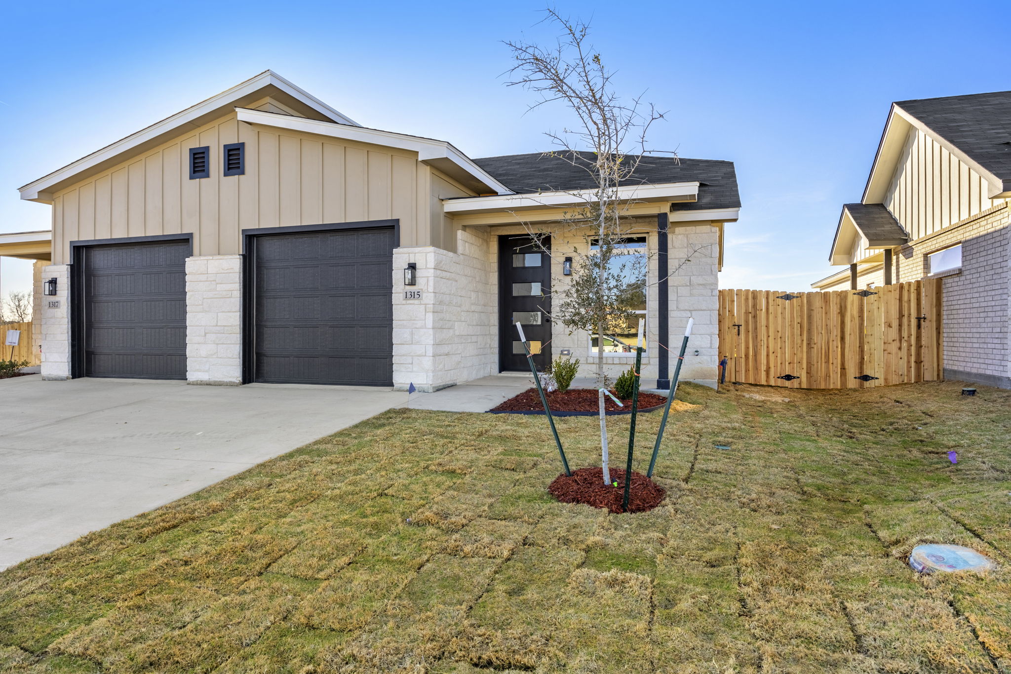1315 Lone Pine Way — photo
