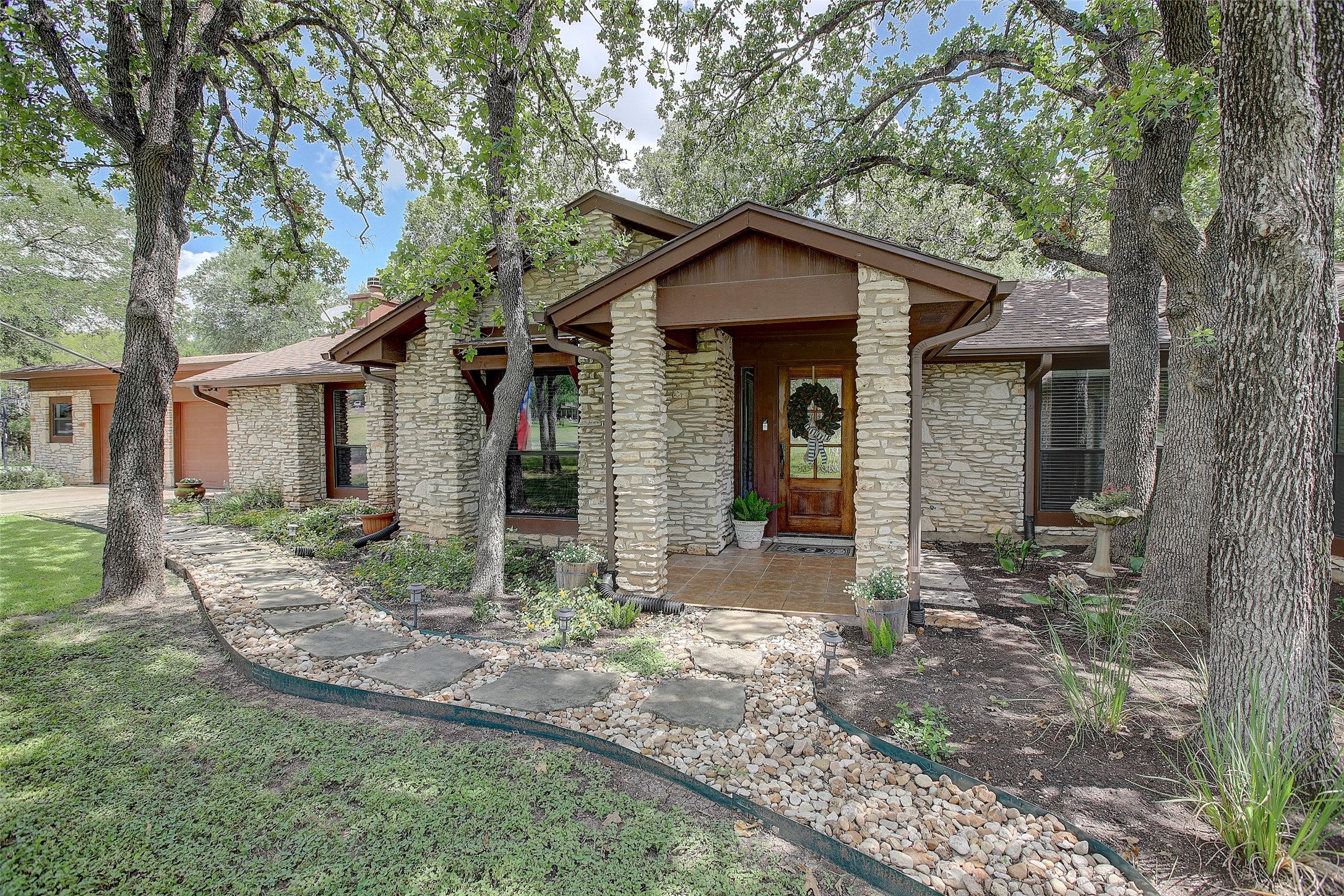 205 E Esparada Dr — photo