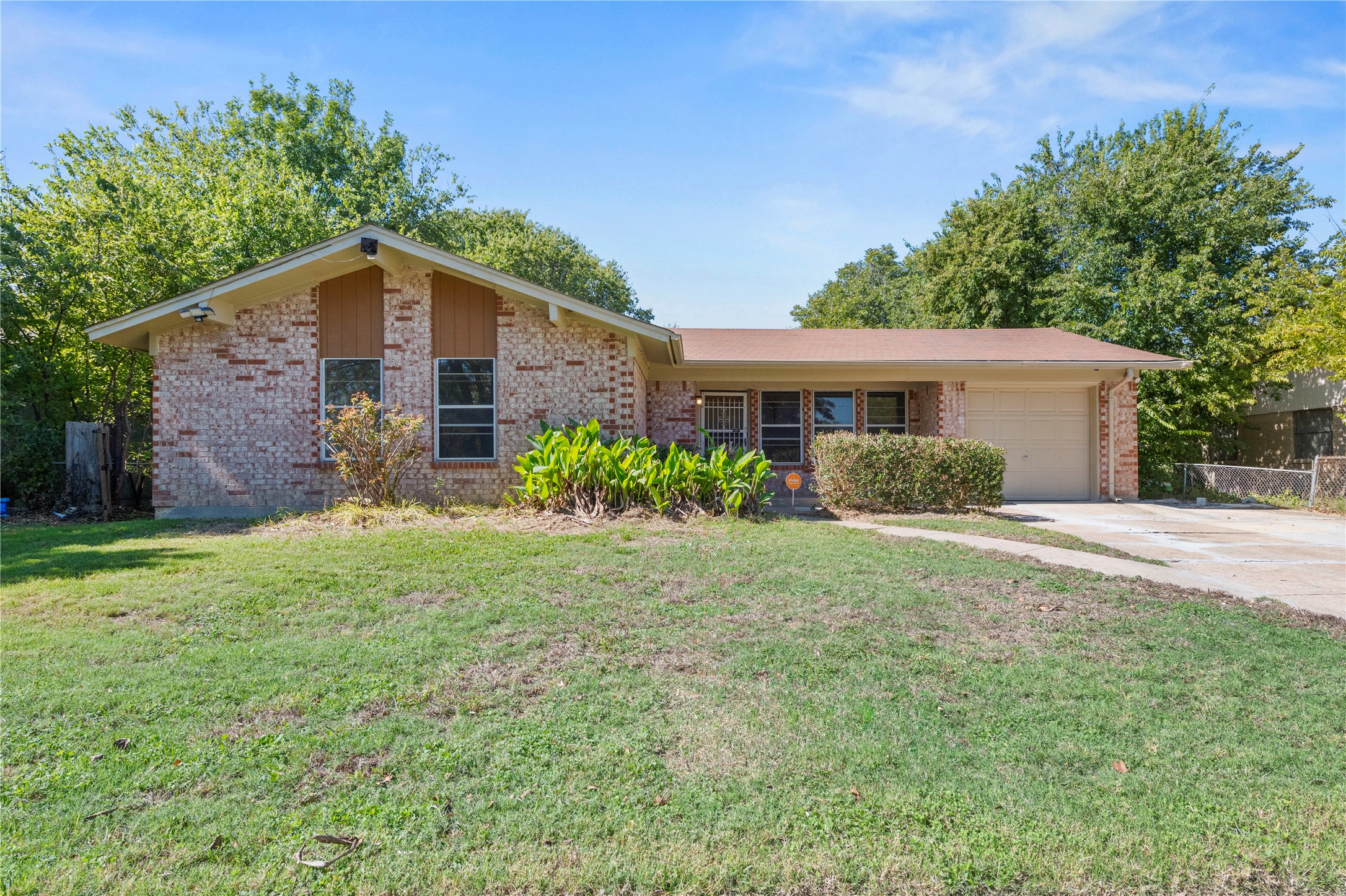 1819 Clarawood Dr — photo