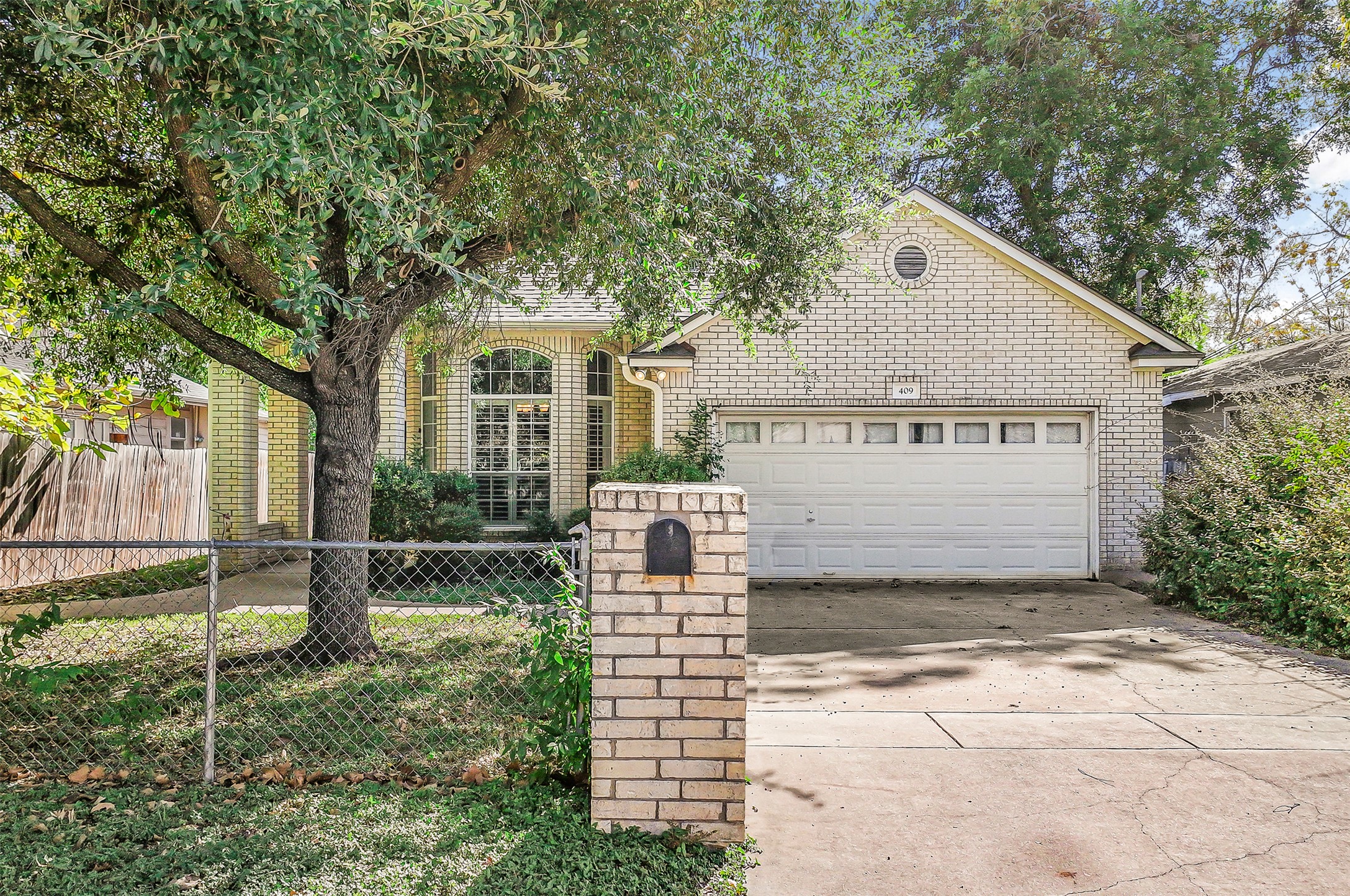 409 E Austin Ave — photo