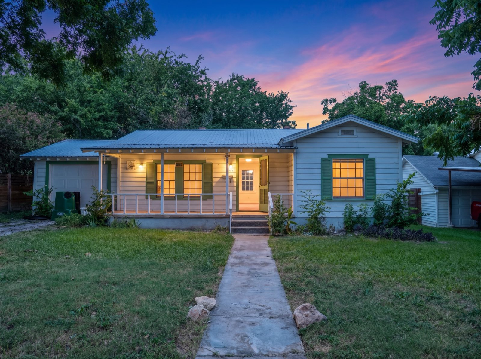704 E Austin Ave — photo