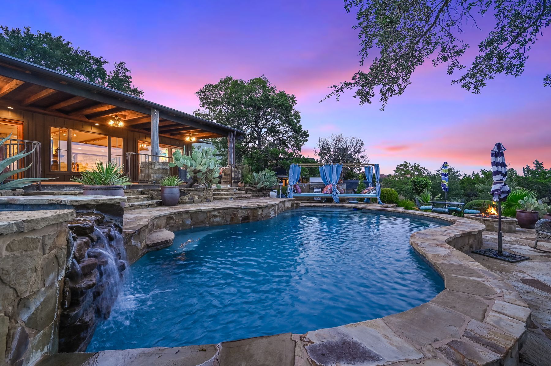 3911 Lago Vista Dr — photo