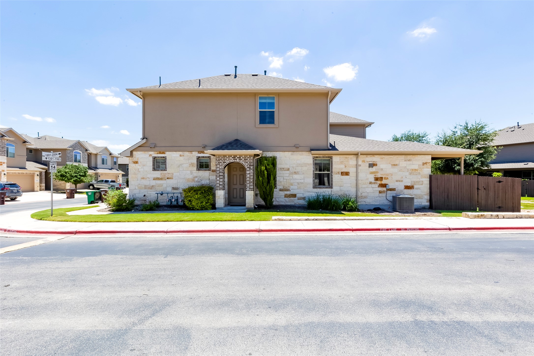 2880 Donnell Dr 1704 — photo