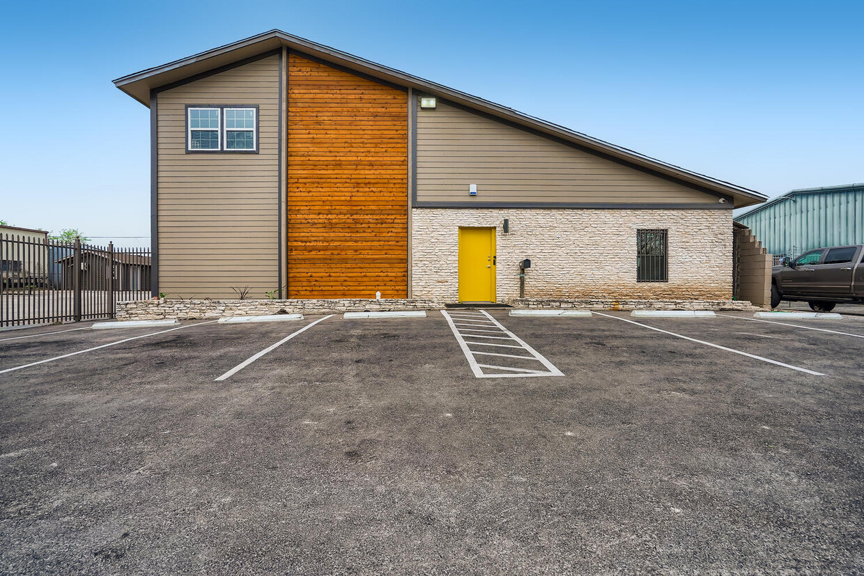 11204 Bluff Bend Dr — photo