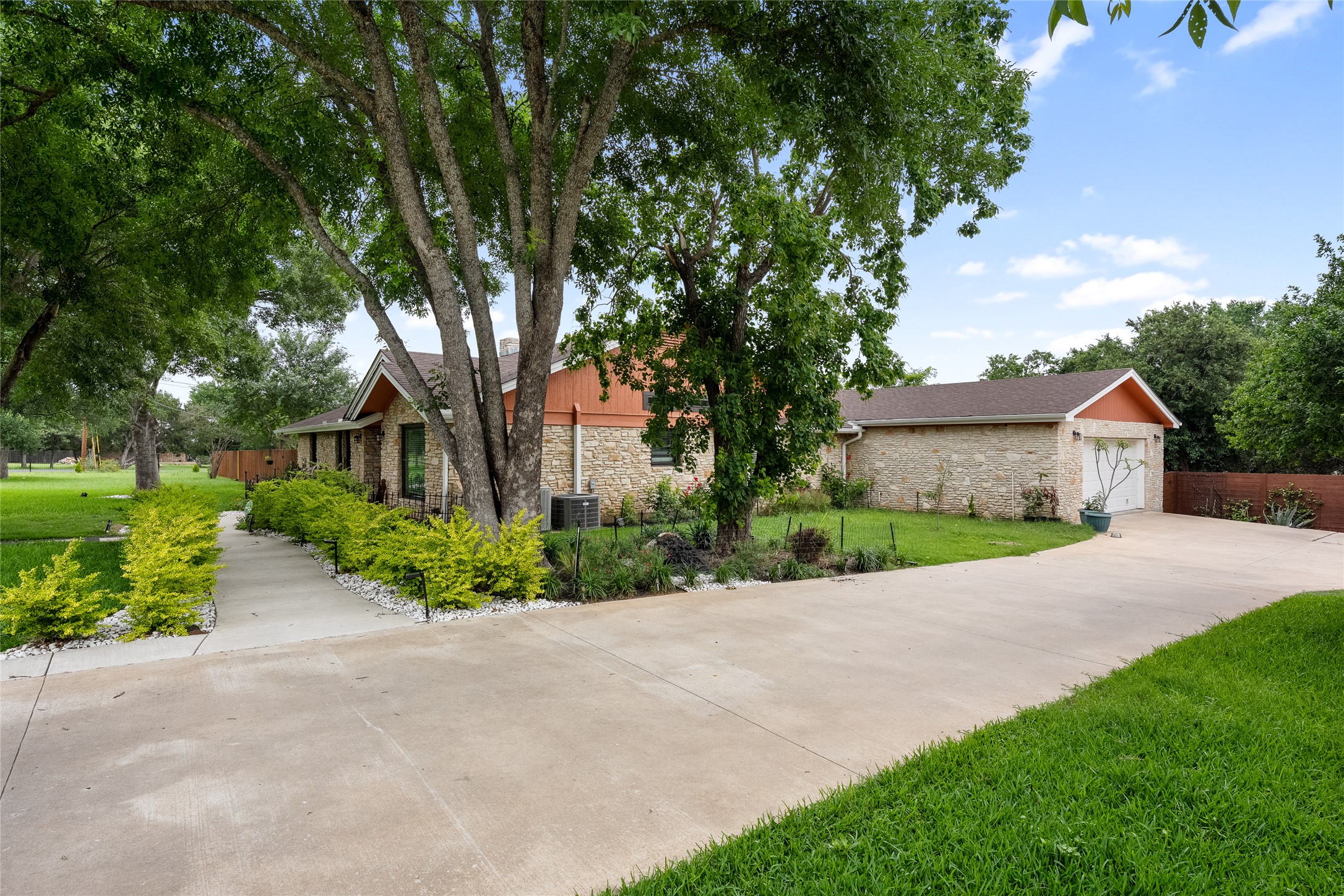301 OAK RIDGE Road, Georgetown TX 78628 — photo 3