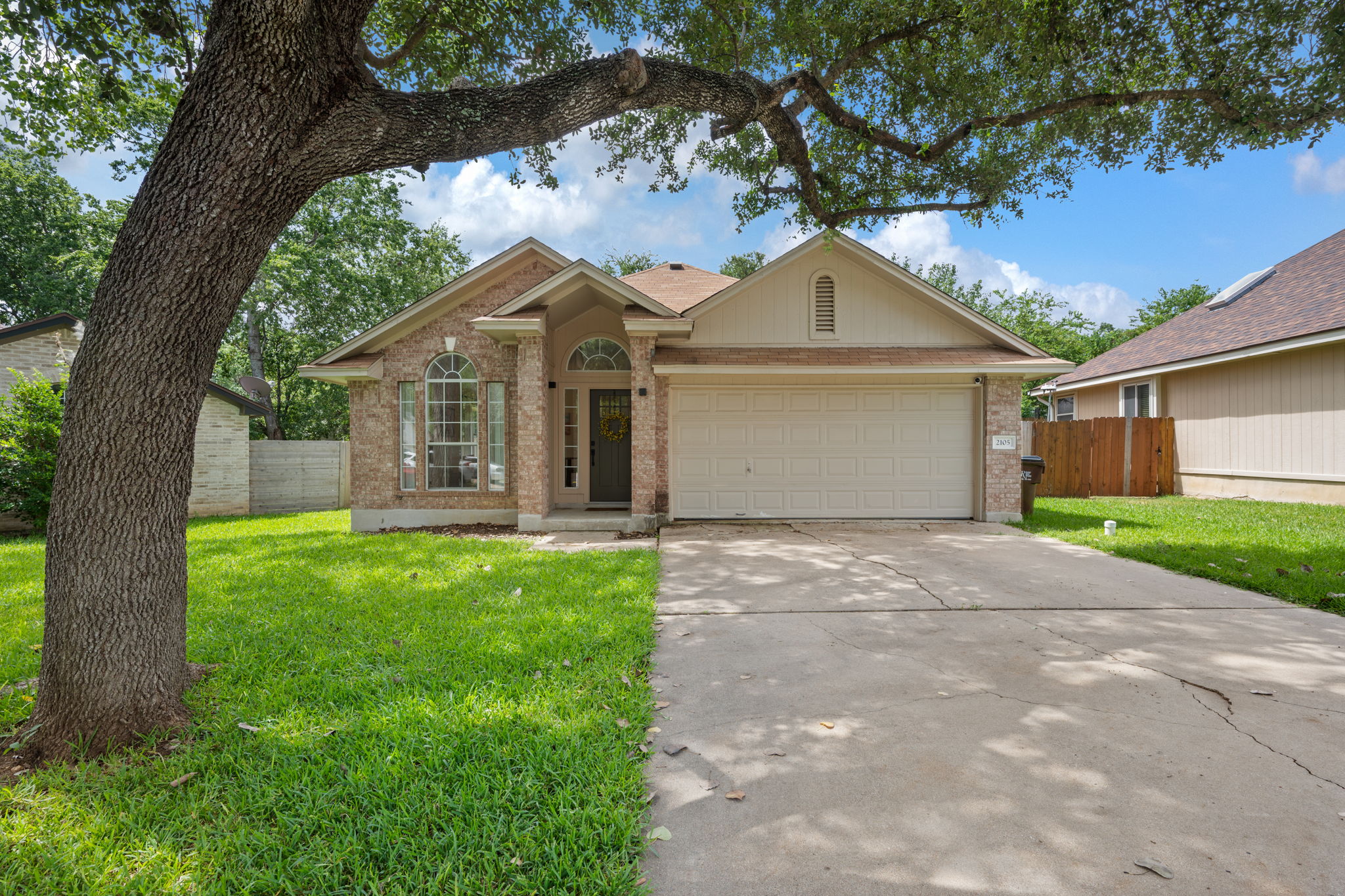 2105 Yaupon Holw — photo