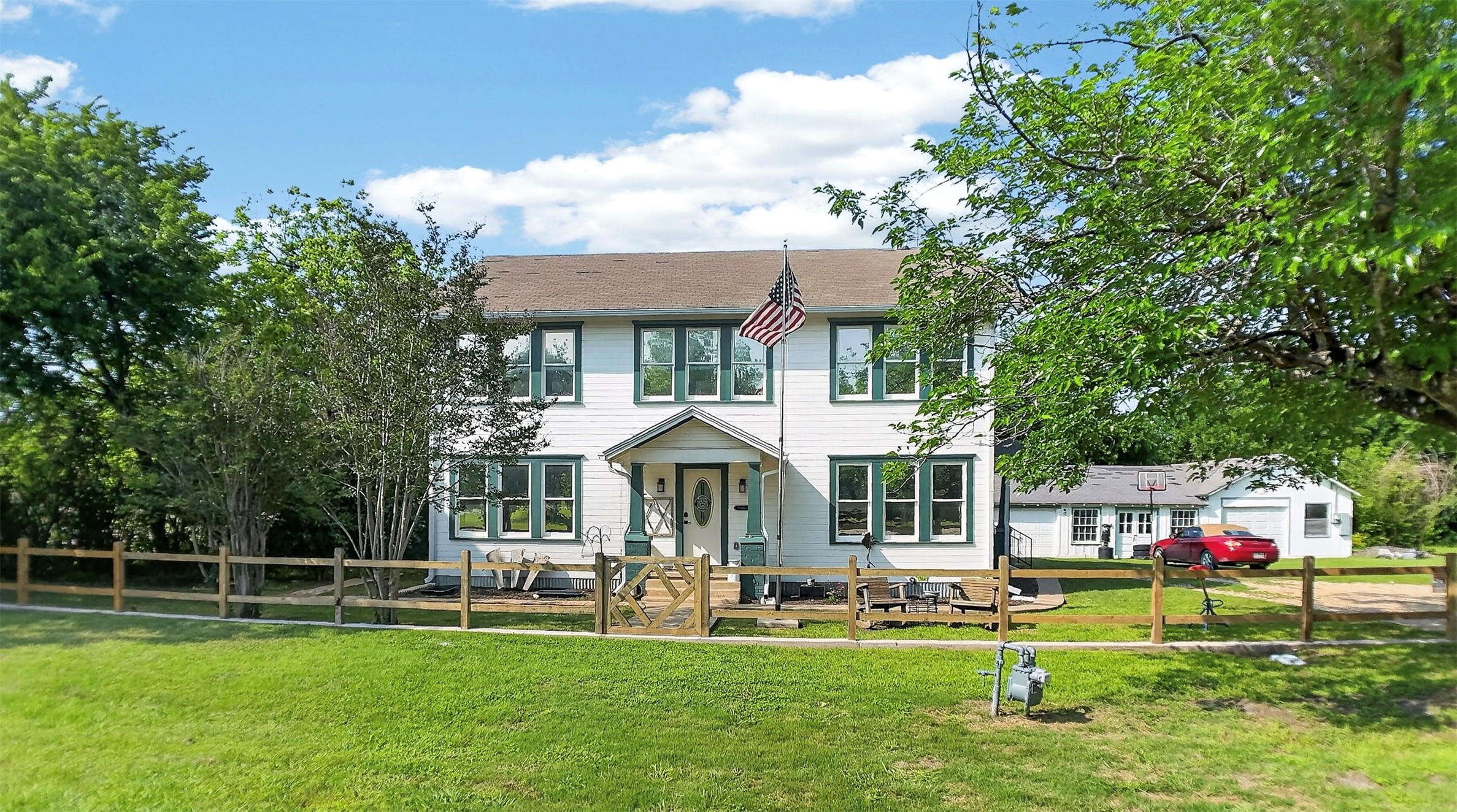 240 W Allen St — photo