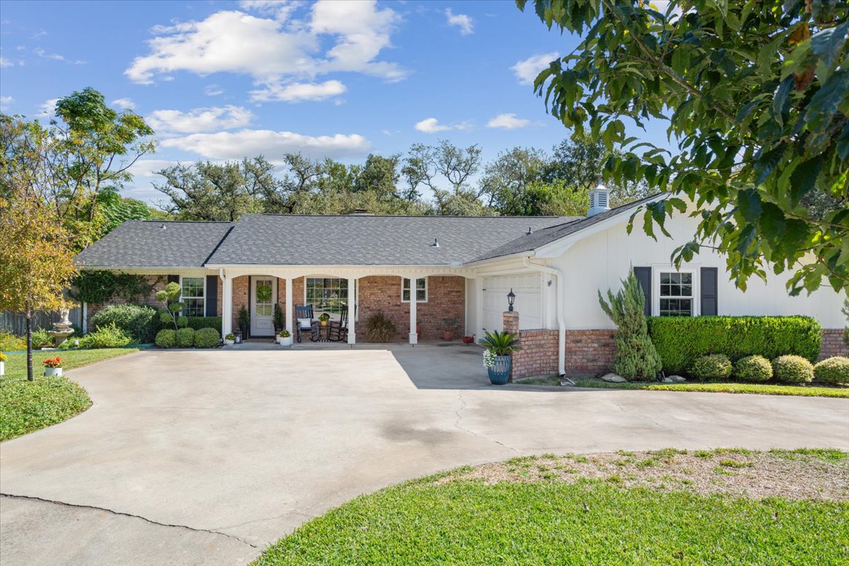 717 Whispering Oaks Dr — photo