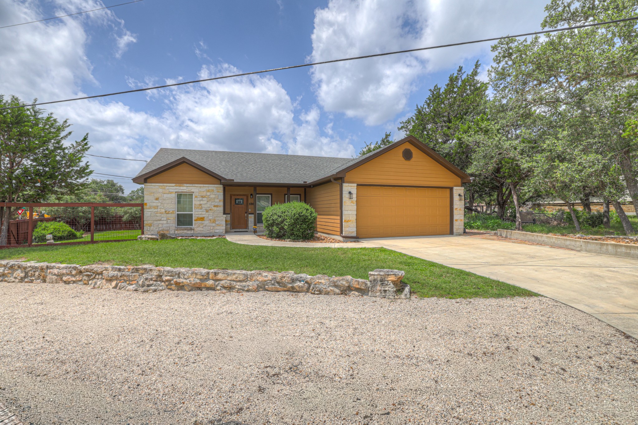 596 Riviera Dr — photo