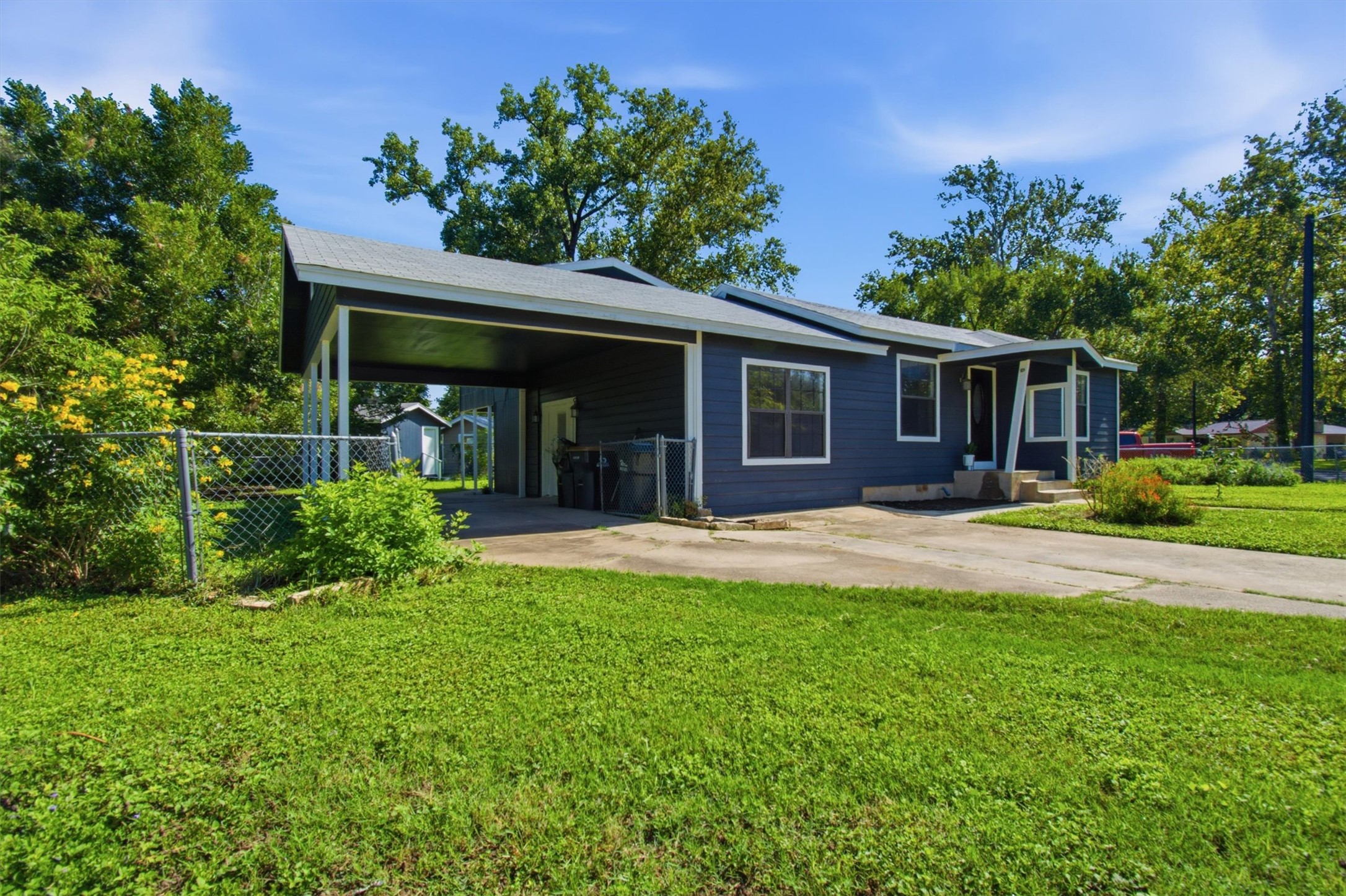 901 Barbara Dr — photo