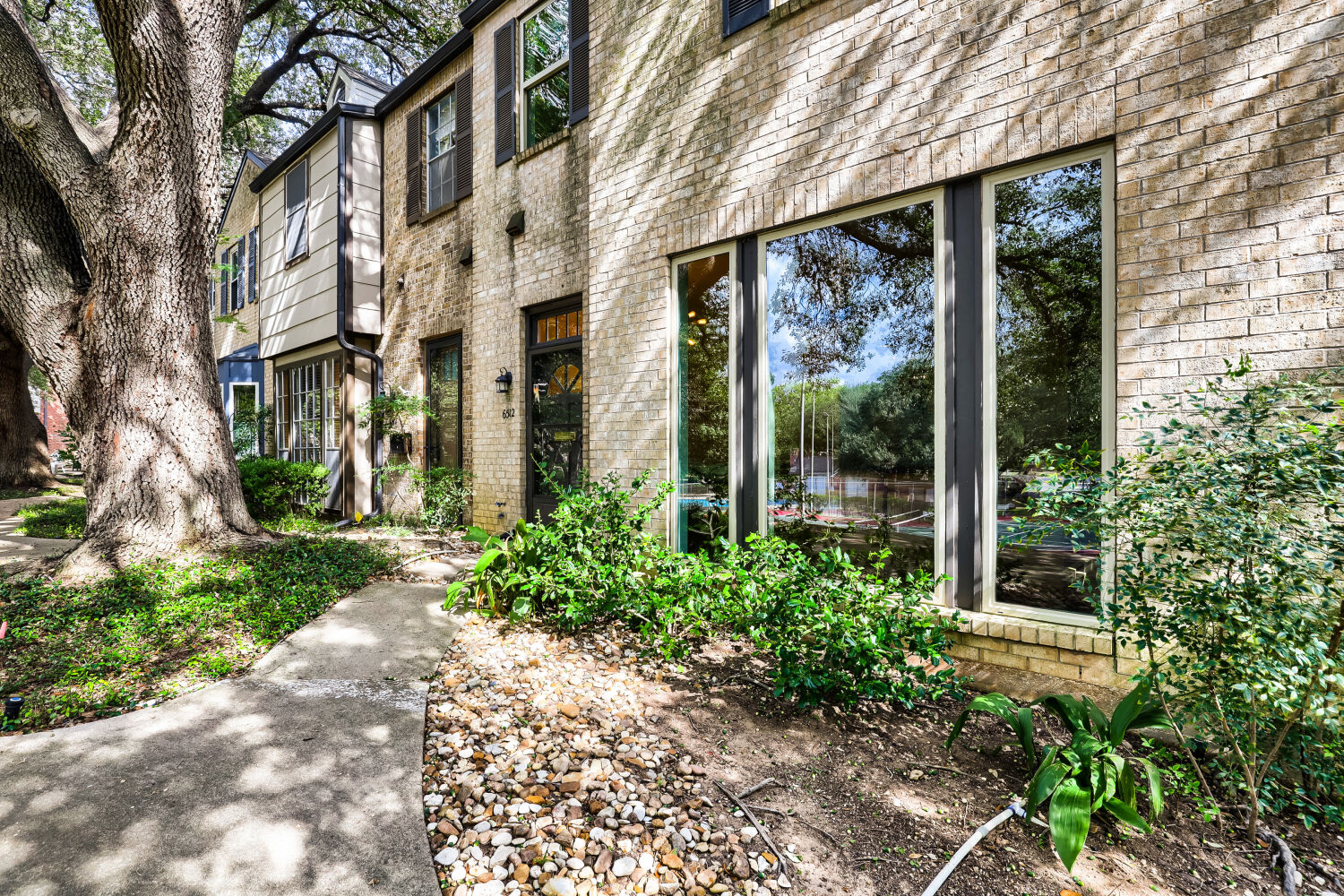 6512 E Hill Dr — photo
