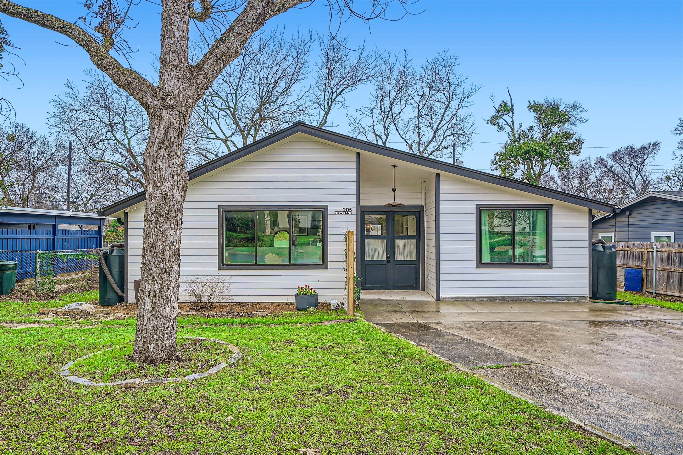 205 Rowland Dr — photo