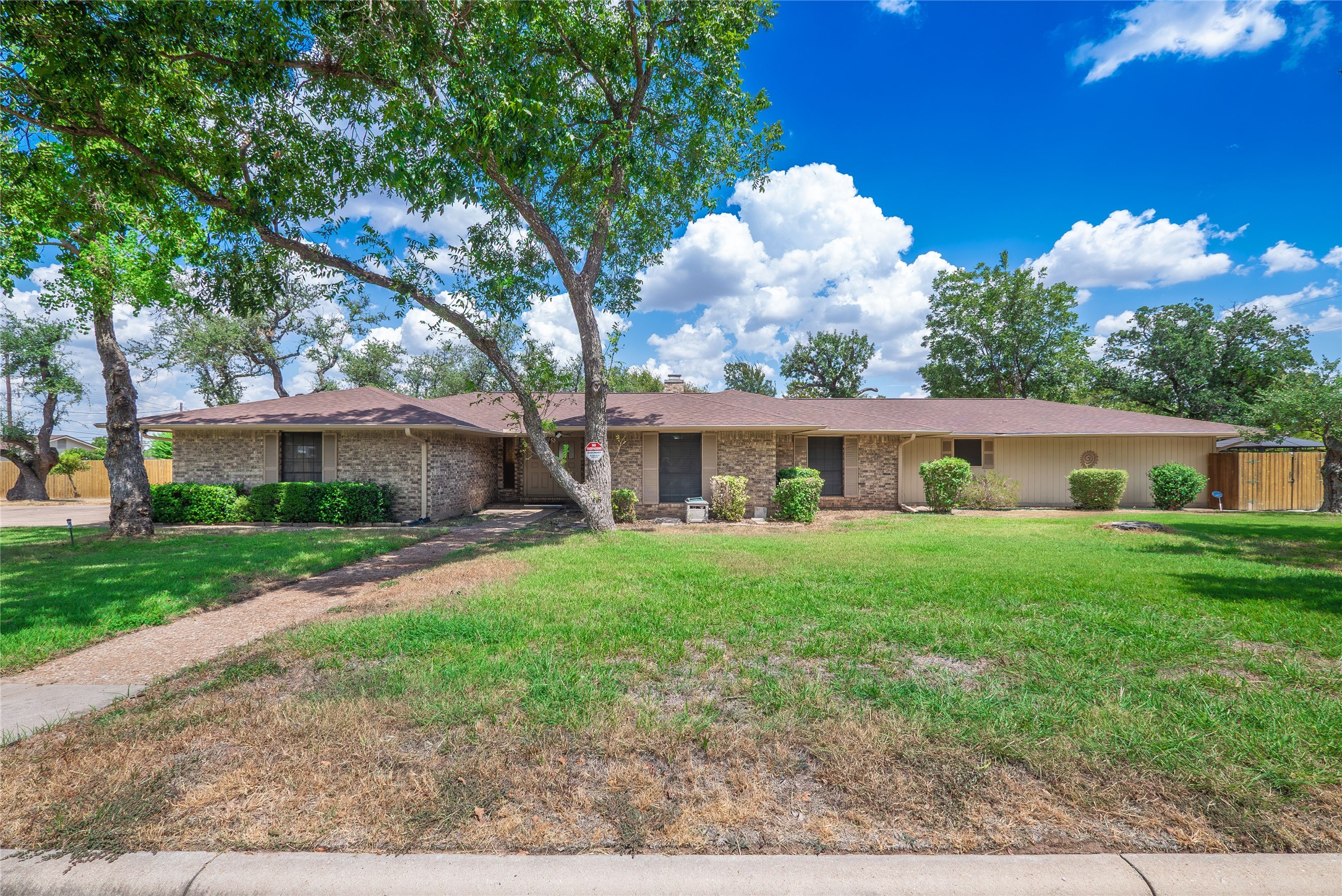 1702 Lone Oak Dr — photo