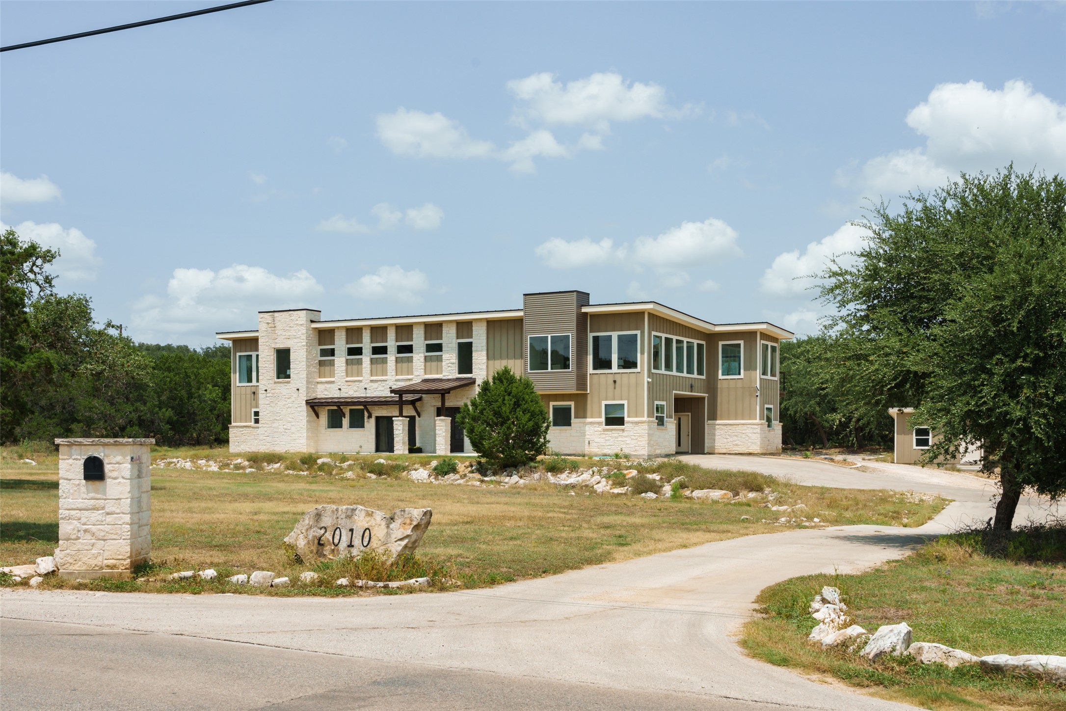 2010 Hoffmann Ln — photo