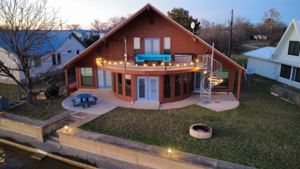 746 E Island Dr — photo