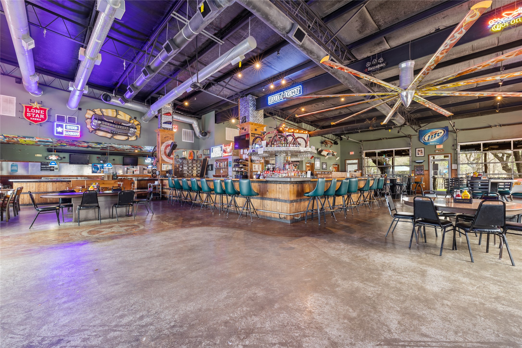 1515 N IH 35 — photo
