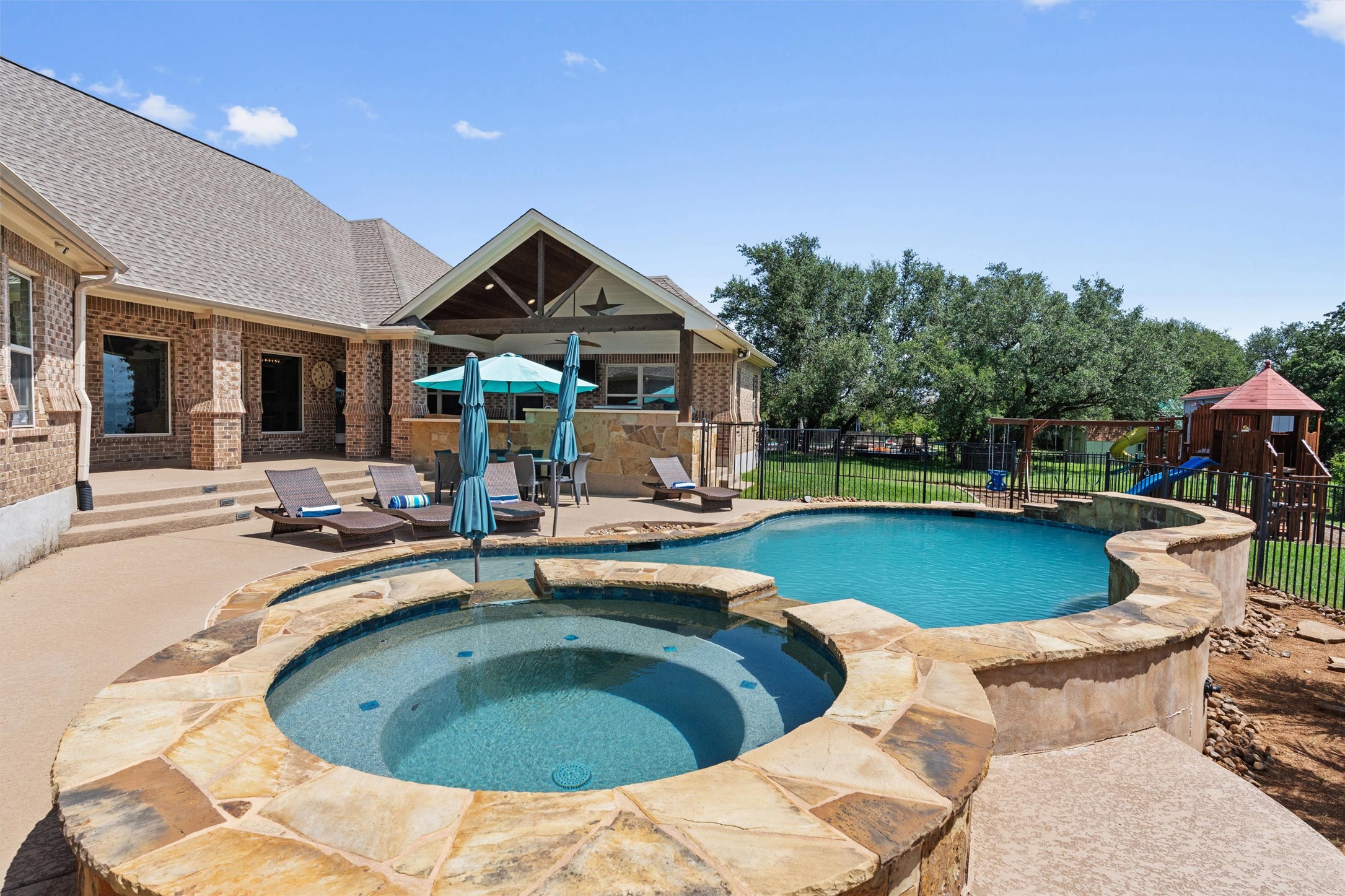 205 Quarry Lake Est — photo