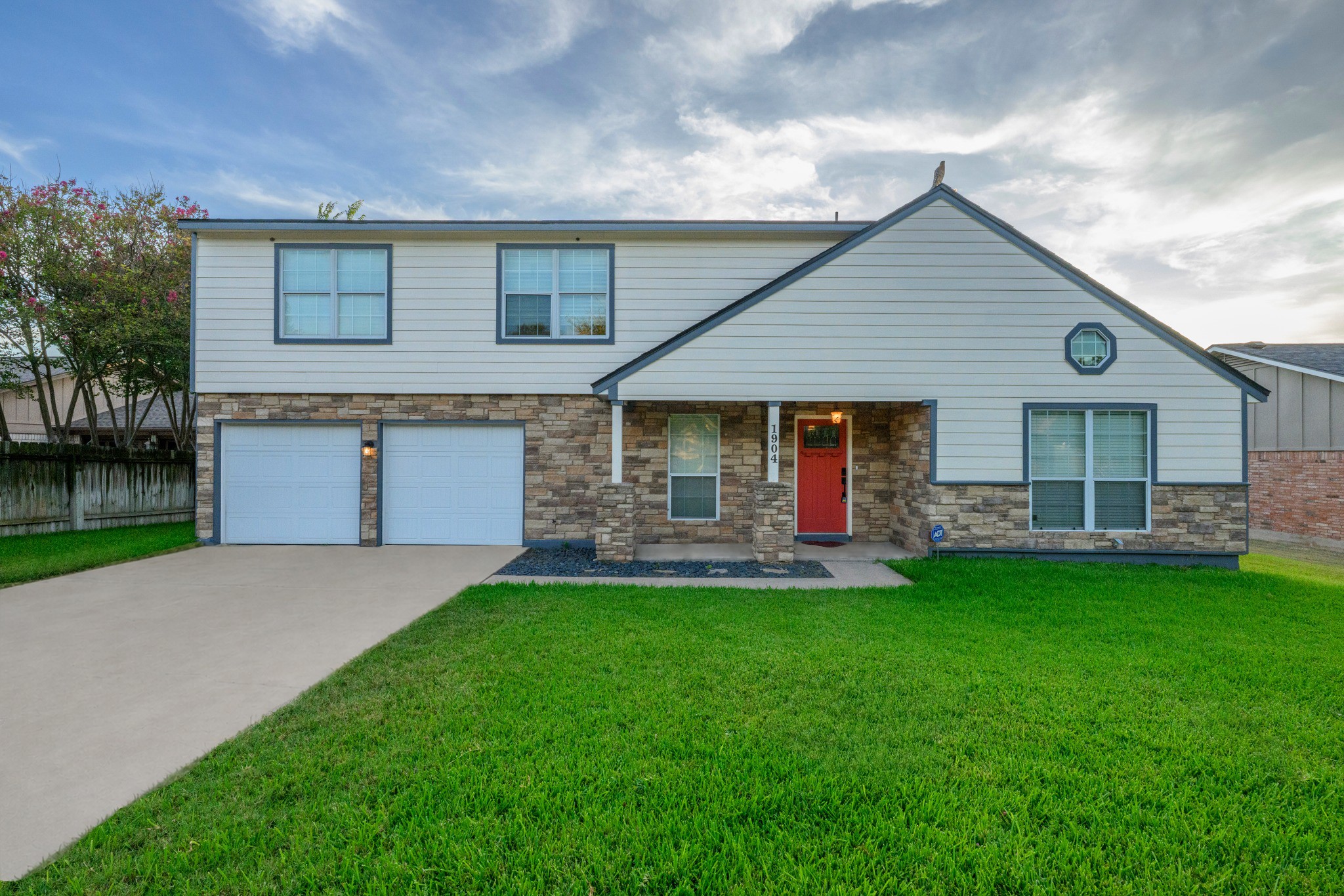 1904 Oakridge Dr — photo