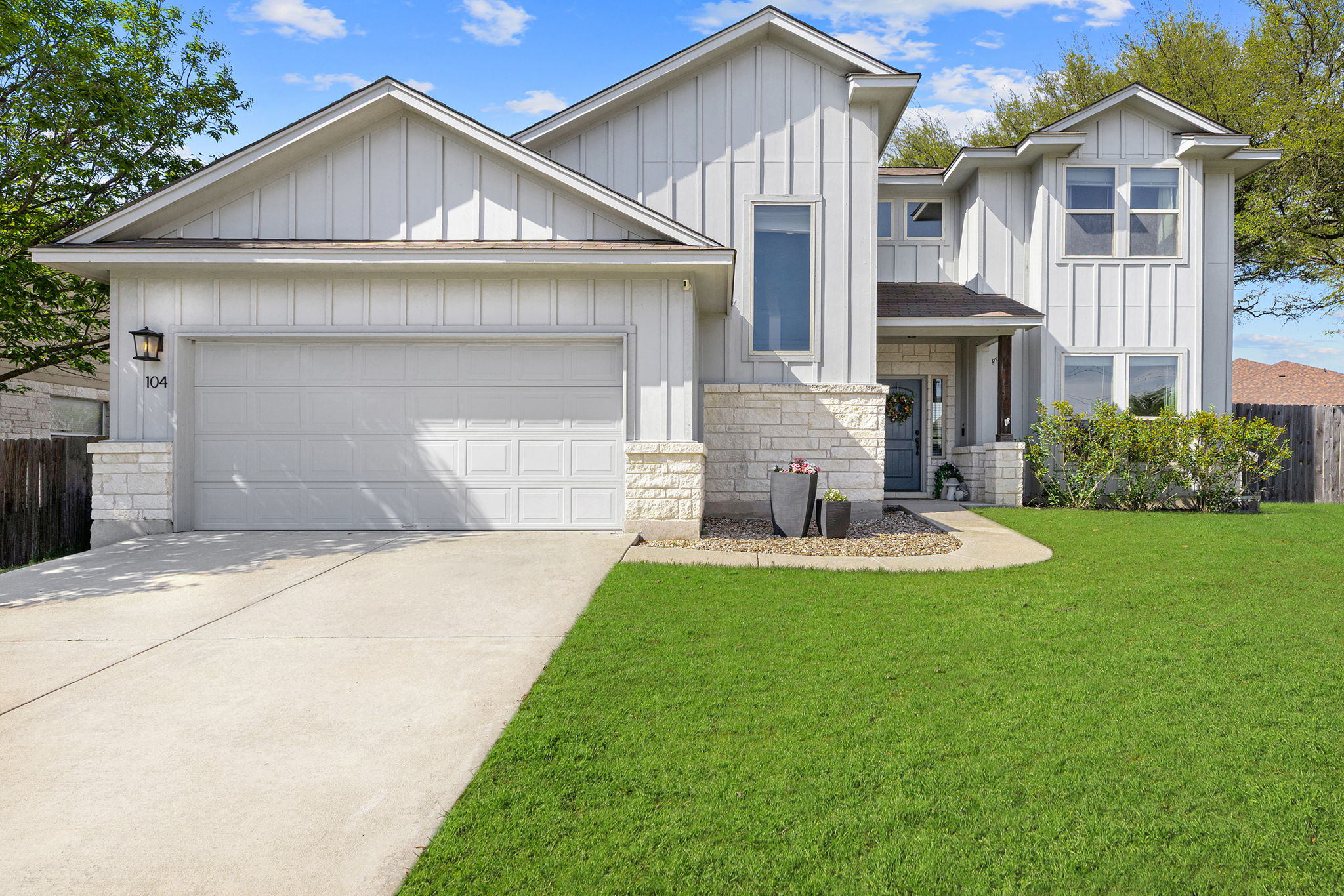 104 Carmen CV — photo