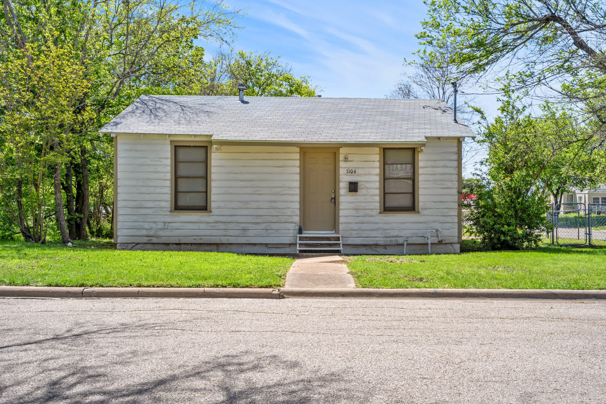 1104 York Ave — photo