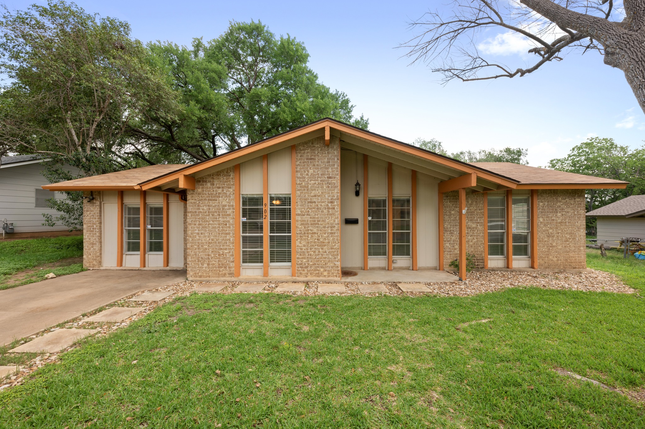 902 Emerald Wood Dr — photo