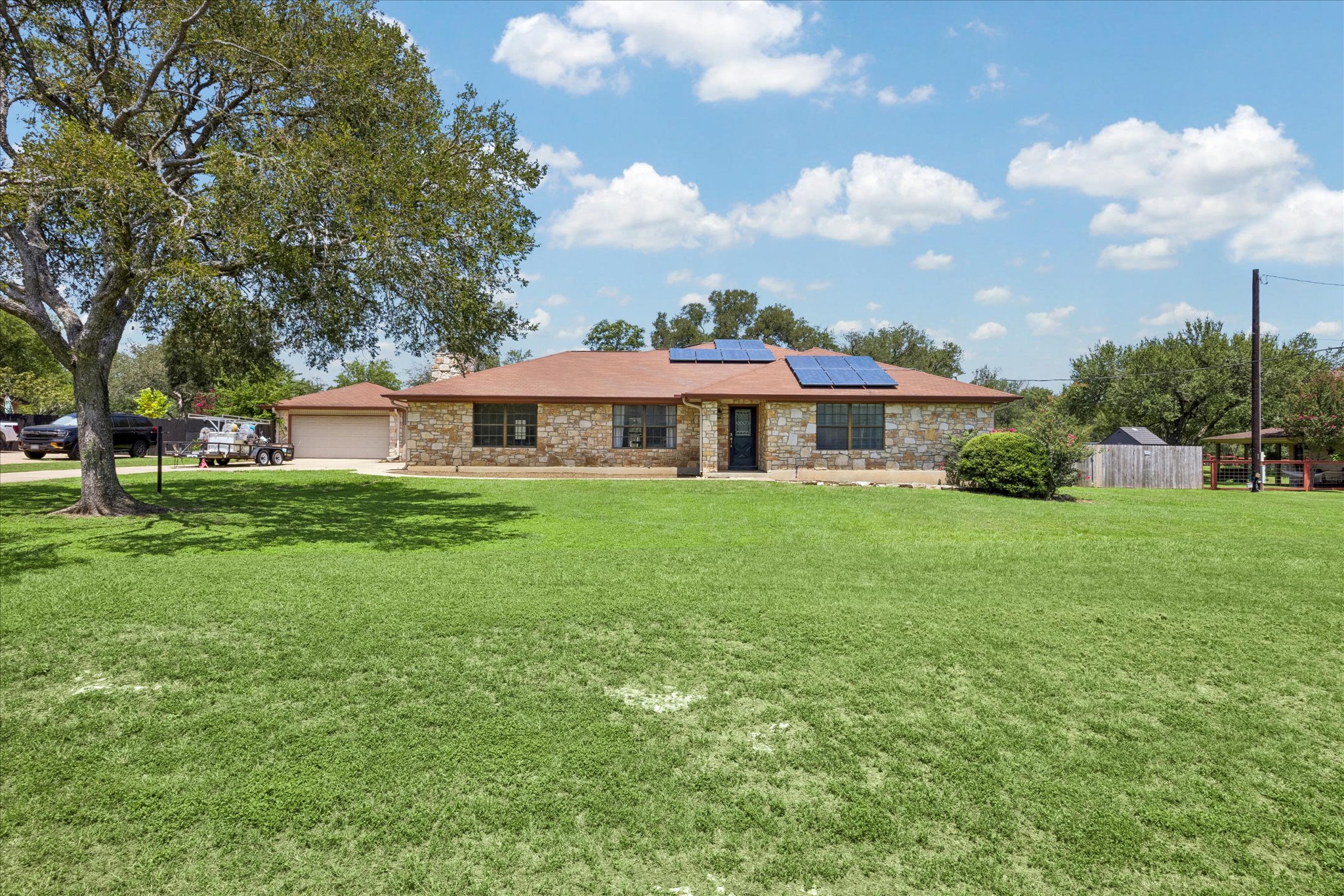 208 Maple Dr — photo